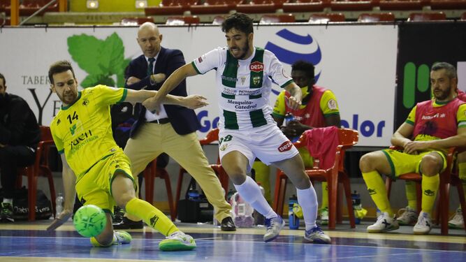 Lucas Perin trata de superar a Alan Brandi, del Jaén Paraíso Interior, en el último partido del Córdoba Futsal.