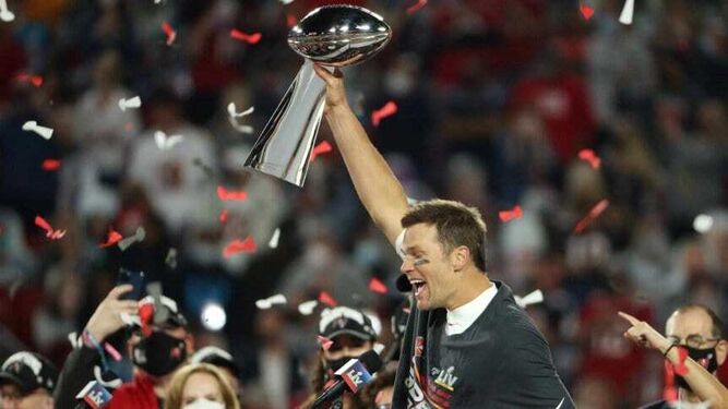 Tom Brady levanta el título de la Super Bowl