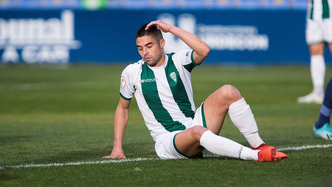 Jesús Álvaro, en el suelo tras un choque en el partido ante el UCAM Murcia.