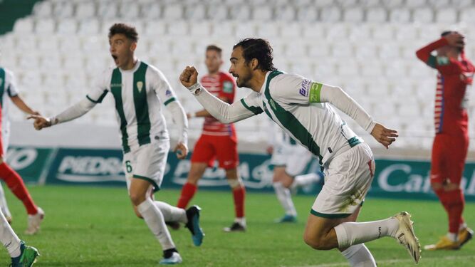 De las Cuevas celebra el gol ante el Recreativo Granada que salvó un punto para su equipo.
