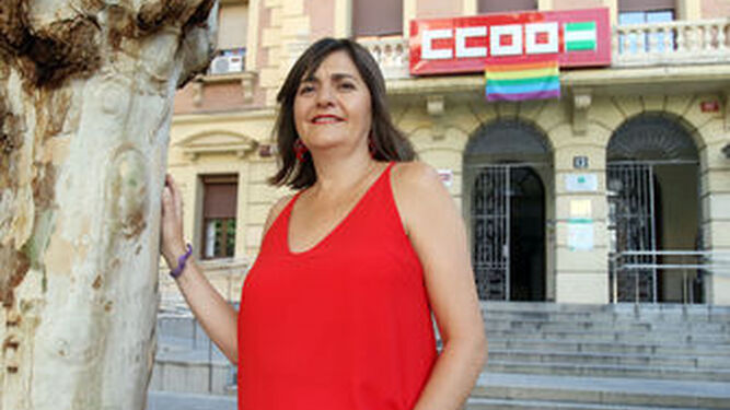 Marina Borrego junto a la sede de CCOO de Córdoba.