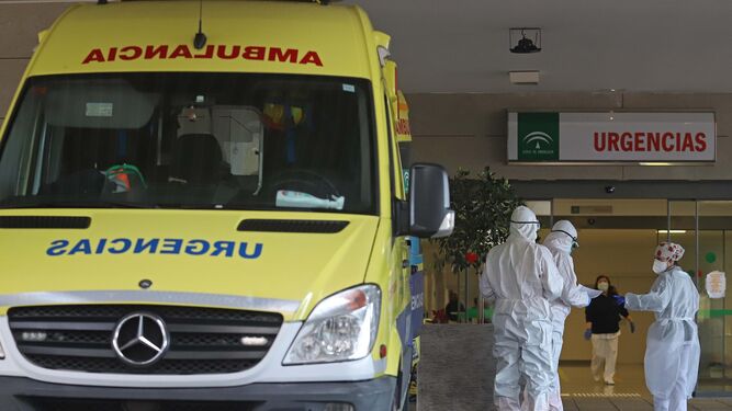 Sanitarios junto a una ambulancia a las puertas de Urgencias de un hospital.