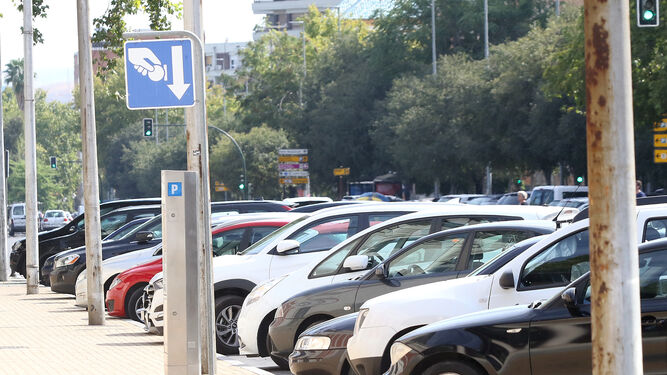 Coches aparcados en zona azul en el centro de la ciudad.