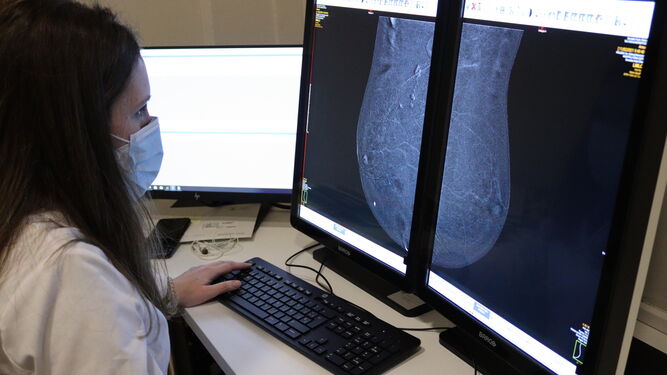Una radióloga observa imagen de mamografía con contraste.