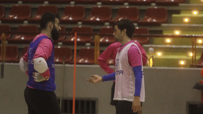 Alfonso Prieto dialoga con Pablo del Moral, que vuelve al equipo, durante un entrenamiento.