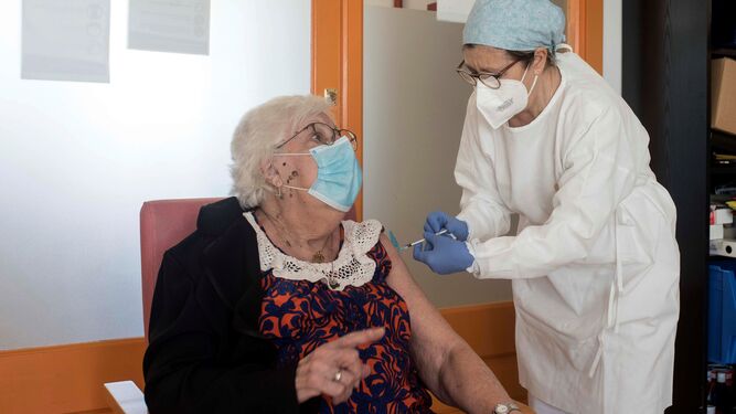 Una mujer se vacuna contra el covid-19.