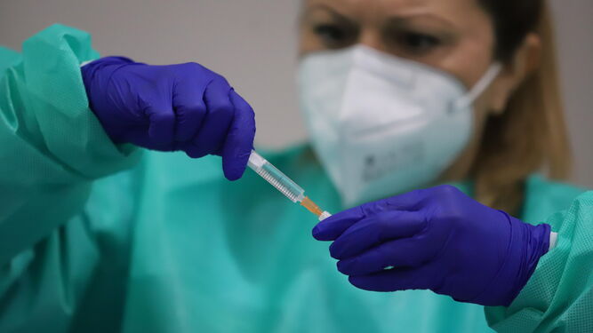 Una profesional sanitaria prepara una vacuna contra el coronavirus.