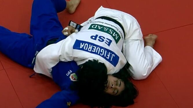 Julia Figueroa inmoviliza a Catarina Costa para conseguir la medalla de bronce en Tel Aviv.