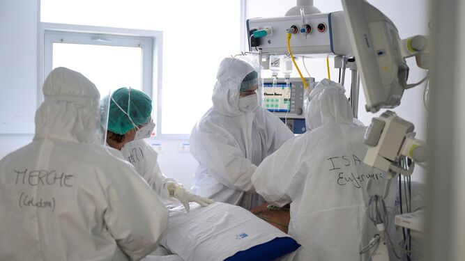 Personal sanitario del Hospital Universitario Marqués de Valdecilla de Santander atiende a enfermos con coronavirus en una de sus UCI.