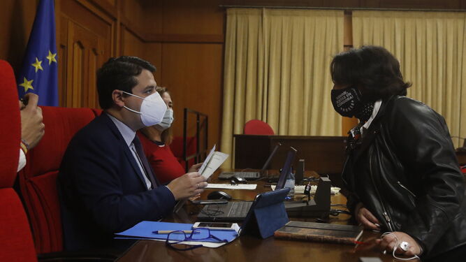 El alcalde, José María Bellido, conversa con Eva Timoteo, antes de un Pleno.
