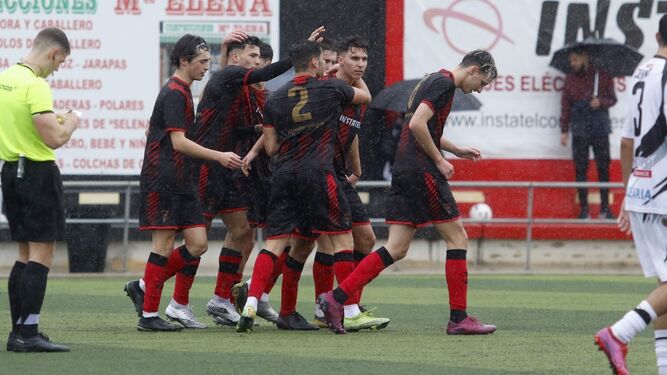 Los jugadores del Séneca celebran uno de sus goles ante el Polillas de Ceuta.