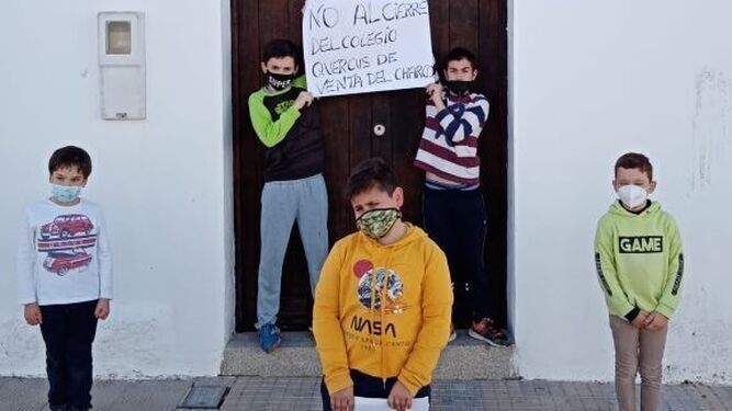 Los alumnos de Venta del Charco protestan contra el cierre del colegio.