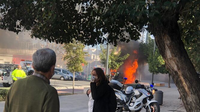 Incendio de un camión grúa en la avenida Ronda del Marrubial.