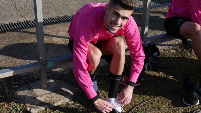 Julio Iglesias se ata las botas antes de arrancar el entrenamiento en la Ciudad Deportiva.