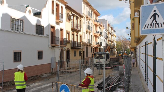 Obras en la calle Calzadilla del Valle de Lucena.