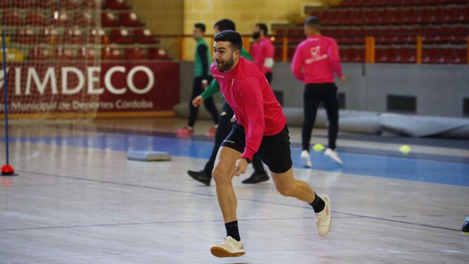 Alberto Saura, en el entrenamiento de este martes del Córdoba Futsal en Vista Alegre.
