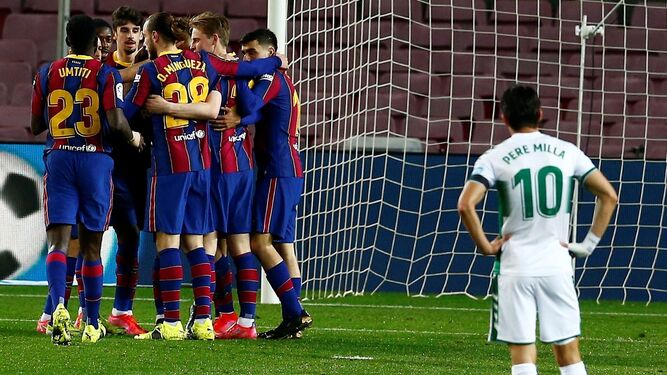 Los jugadores del Barcelona celebran uno de los tantos de Messi frente al Elche.