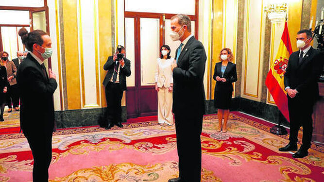 El Rey saluda al vicepresidente segundo del Gobierno, Pablo Iglesias, ayer en el Salón de los Pasos Perdidos del Congreso de los Diputados.