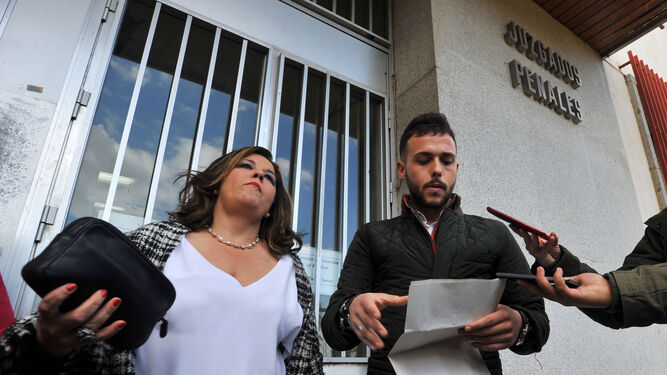 Ángeles Muñoz  y su hijo Cristian Menacho a la salida de los antiguos juzgados.