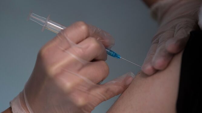 Una enfermera vacuna a una persona contra el covid-19.
