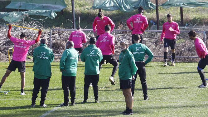 Alfaro, junto a su cuerpo técnico, en un entrenamiento en la Ciudad Deportiva.