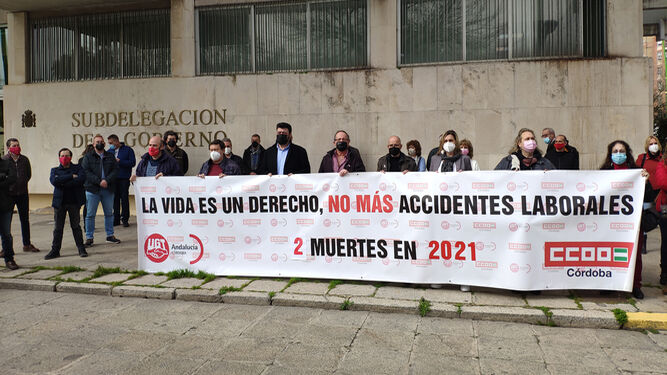 Protesta de los sindicatos a las puertas de la Subdelegación del Gobierno.