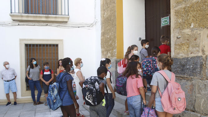 Un grupo de alumnos accede al interior de un centro educativo.