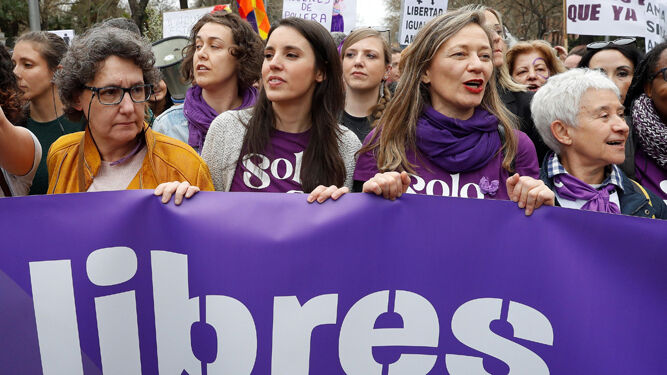 Victoria Rosell. a la derecha de la ministra de Igualdad, Irene Montero, en la manifestación del 8M el pasado 2020 en Madrid.
