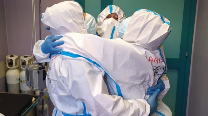 Tres profesionales sanitarias se abrazan después de recibir la vacuna contra el covid-19.