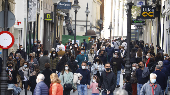 Multitud de personas pasean por el bulevar de Calle Concepción, en Córdoba.