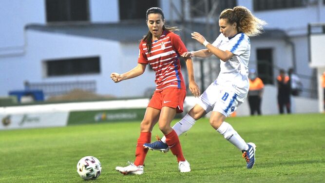 Felicité Hamidouche intenta frenar el avance de una jugadora del Granada Femenino.
