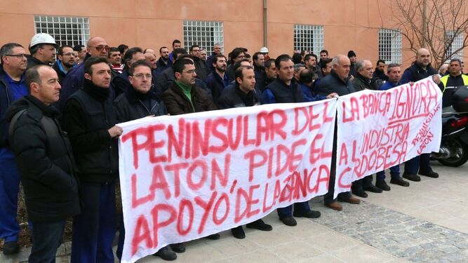 Una protesta de los trabajadores de Peninsular del Latón.