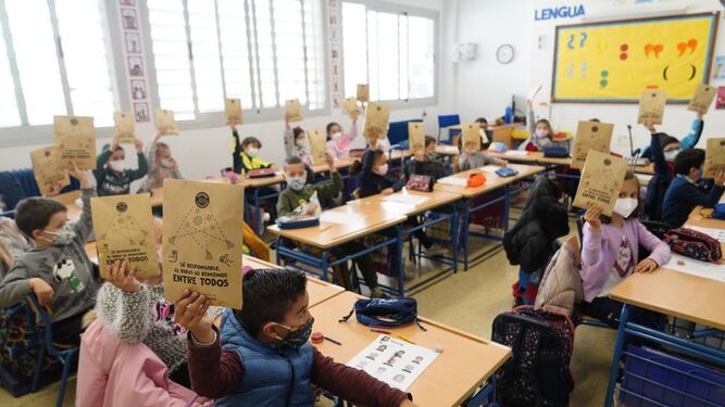 Escolares con mascarillas en uno de los colegios de Pozoblanco.