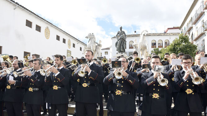 La Agrupación Cristo de Gracia de Córdoba, durante un concierto a las puertas de Santa Marina.