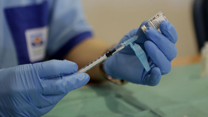 Una enfermera carga una vacuna en Sevilla.