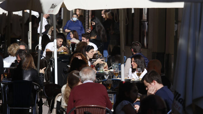 Varias personas en una terraza de Córdoba.