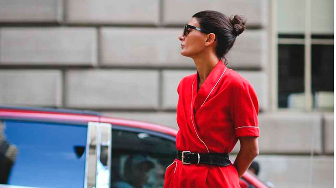 Tener un vestido rojo como el de Zara en el armario  es una apuesta segura para solucionar todos tus looks.