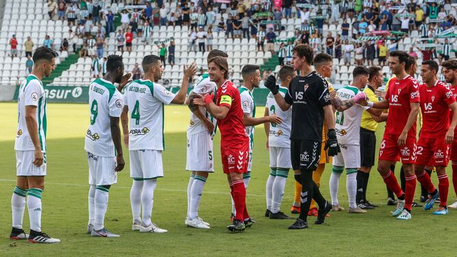 Los jugadores del Córdoba CF y el Real Murcia se saludan en su último enfrentamiento en El Arcángel.