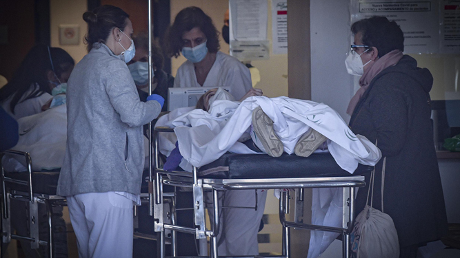Dos sanitarias reciben a una paciente en las Urgencias del Hospital de Valme en Sevilla.
