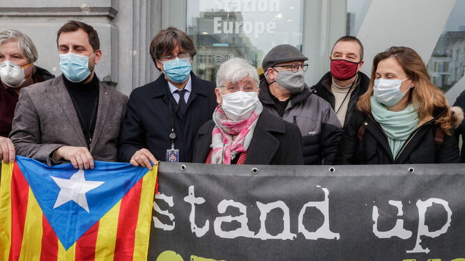 El ex 'conselle'r Toni Comín, el ex presidente de la Generalitat Carles Puigdemont y la ex 'consellera' Clara Ponsati. este martes en Bruselas.