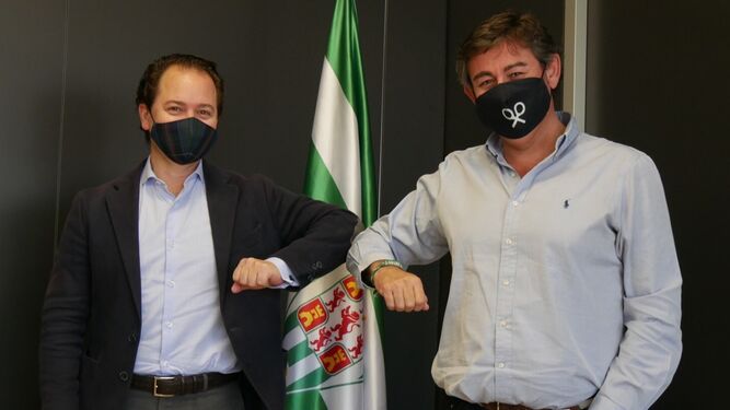 Miguel Ángel Tamarit y Javier González Calvo, tras sellar el acuerdo entre ambas entidades.