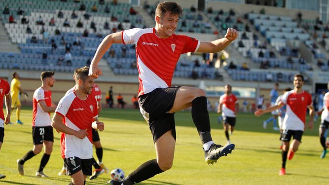 Alberto del Moral salta con gesto de rabia tras su gol en El Ejido.