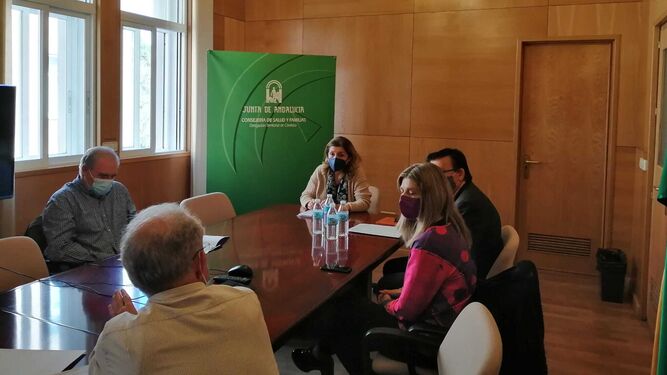 Reunión entre María Jesús Botella, Lope Ruiz, Isabel Lobato y José Plata en el Ayuntamiento de Iznájar.