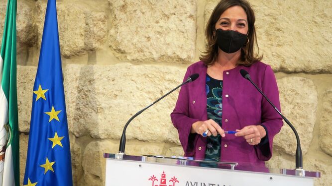 Isabel Ambrosio, durante la rueda de prensa en el Ayuntamiento de Córdoba.