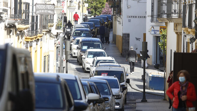 La caravana de coches de los hosteleros, a su paso por la calle Alfaros.