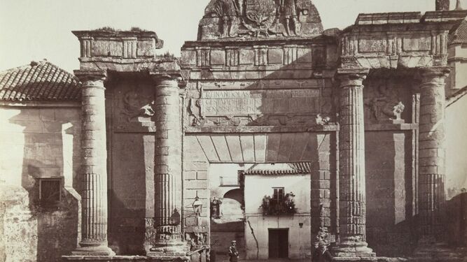 Puerta del Puente captada por Jean Laurent en el siglo XIX, de la colección de Antonio Jesús González.