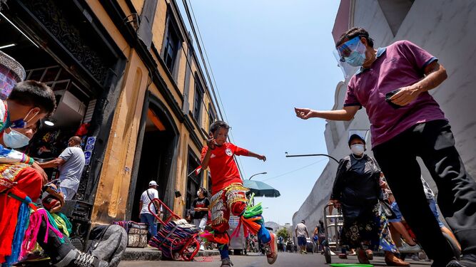 Un pequeño danzante de tijeras de 9 años recién llegado a Lima desde Huancavelica.