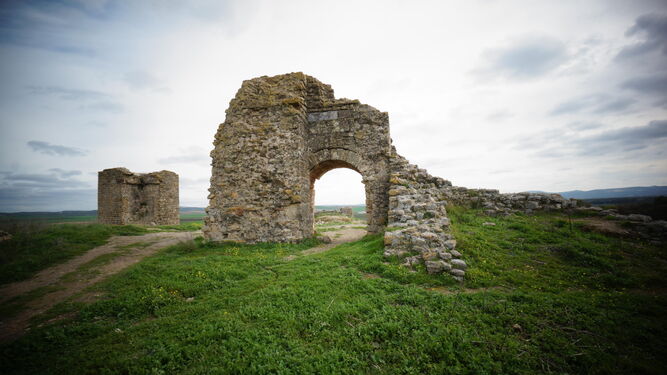 Restos visibles del castillo de Dos Hermanas en Montemayor.
