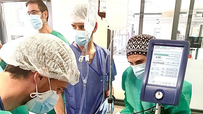 Profesionales del Hospital Reina Sofía implantan nuevo modelo de ECMO.