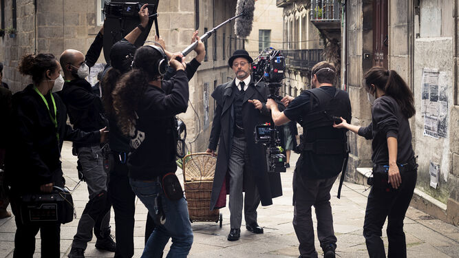 El actor Jean Reno en las calles de Vigo este martes en el rodaje de 'Un asunto privado'